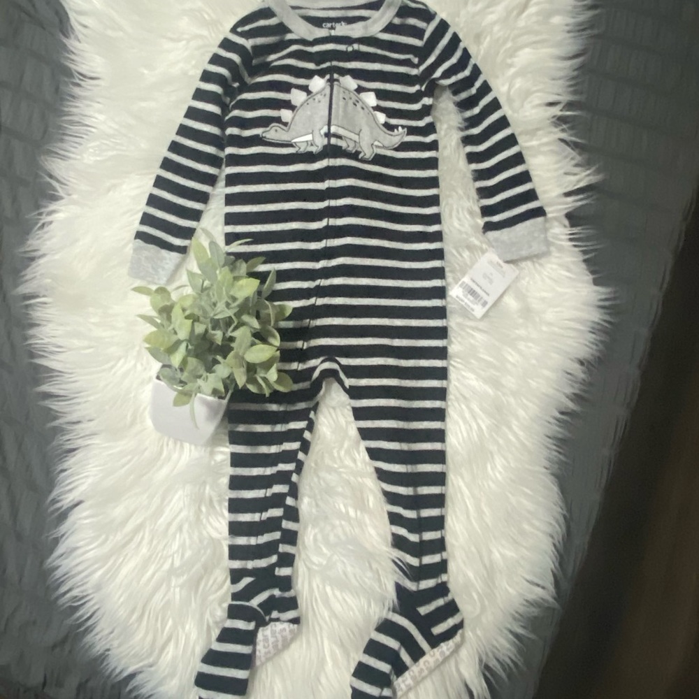🔅5 for $20🔅NWT 12 month Carter footed pajama set.